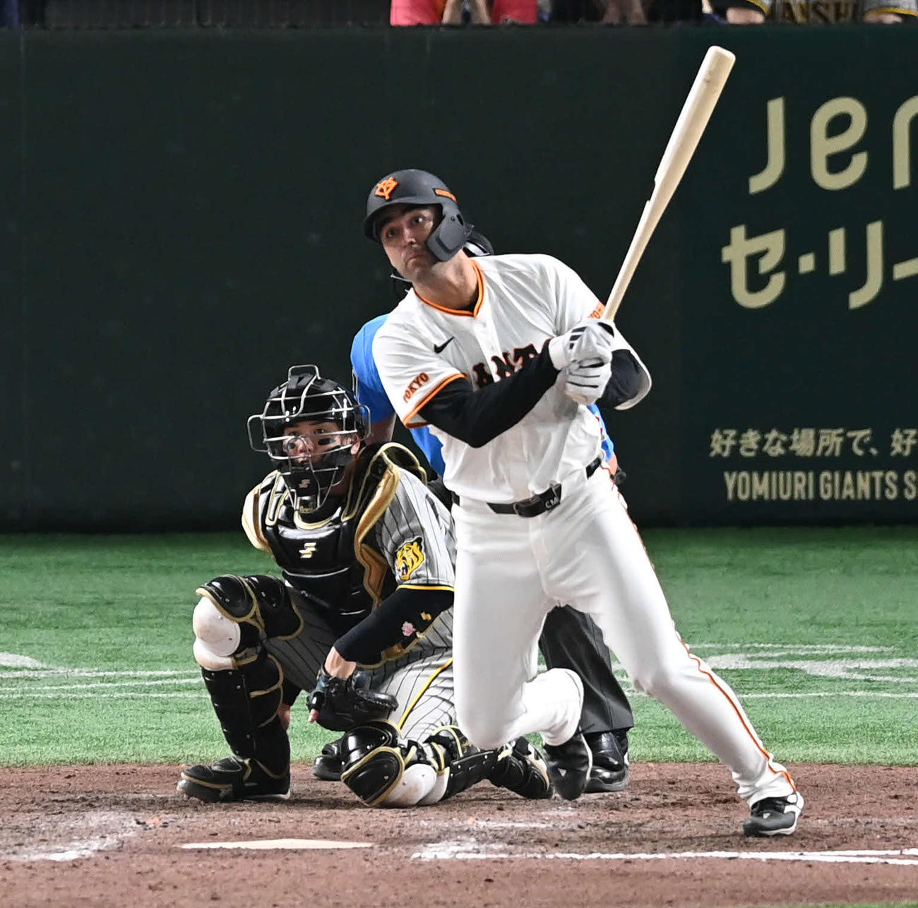 巨人対阪神　8回裏巨人2死、モンテスは右中間へ二塁打を放つ（撮影・山崎安昭）