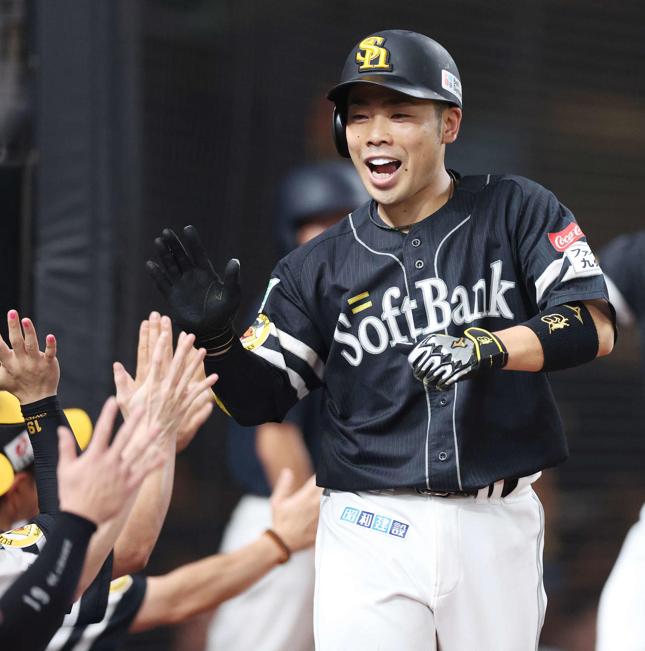 西武対ソフトバンク　7回表ソフトバンク2死一塁、右越え2点本塁打を放った近藤はチームメートとタッチを交わす（撮影・宮地輝）
