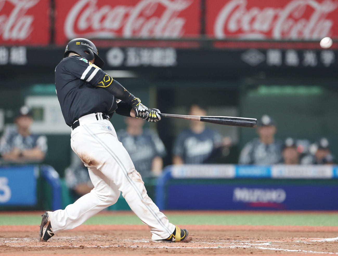 西武対ソフトバンク　7回表ソフトバンク2死一塁、右越え2点本塁打を放つ近藤（撮影・宮地輝）