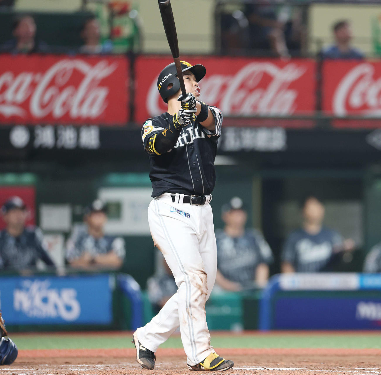 西武対ソフトバンク　7回表ソフトバンク2死一塁、右越え2点本塁打を放つ近藤（撮影・宮地輝）