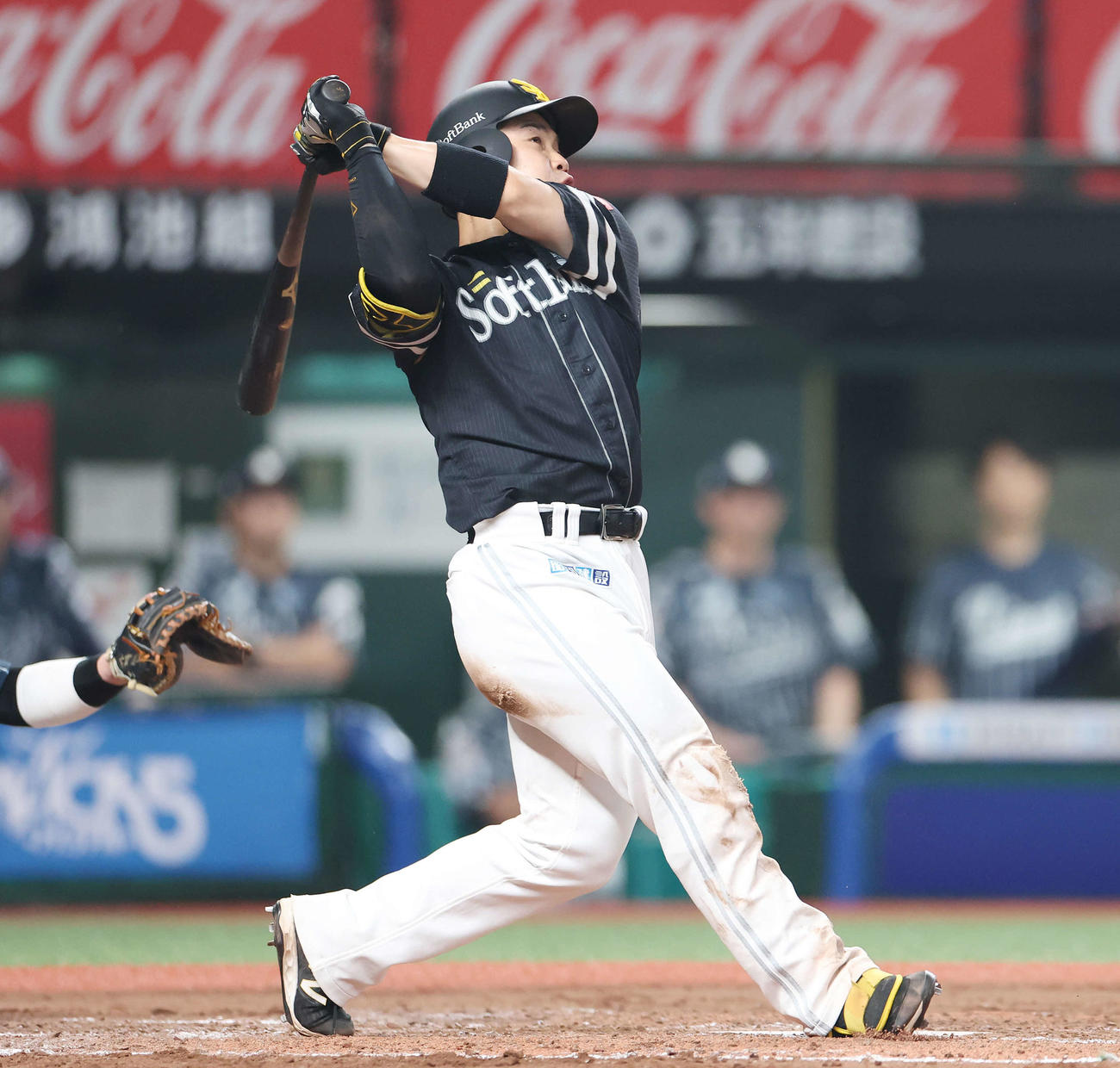 西武対ソフトバンク　7回表ソフトバンク2死一塁、右越え2点本塁打を放つ近藤（撮影・宮地輝）