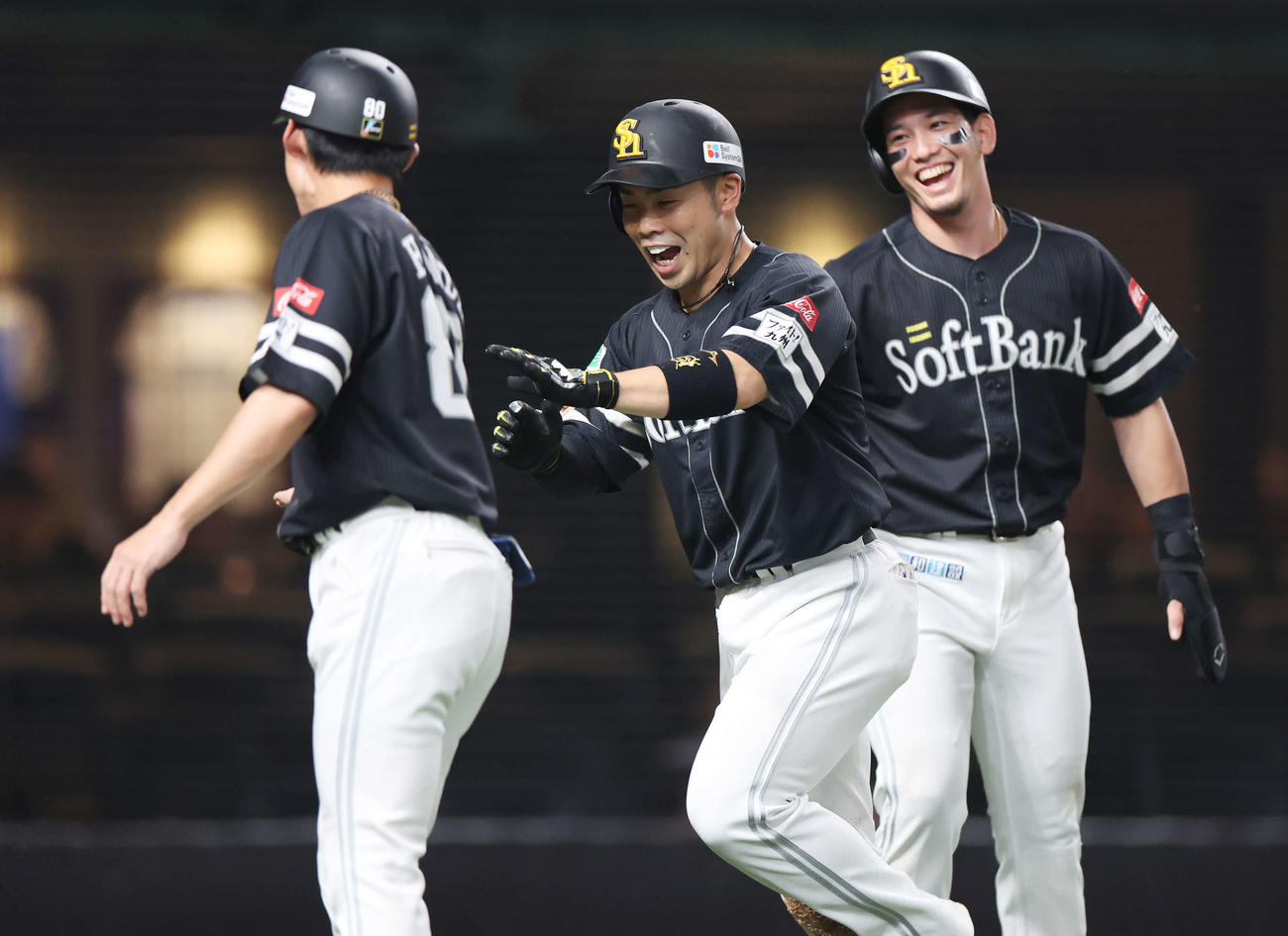 西武対ソフトバンク　7回表ソフトバンク2死一塁、右越え2点本塁打を放った近藤はチームメートとタッチを交わす（撮影・宮地輝）