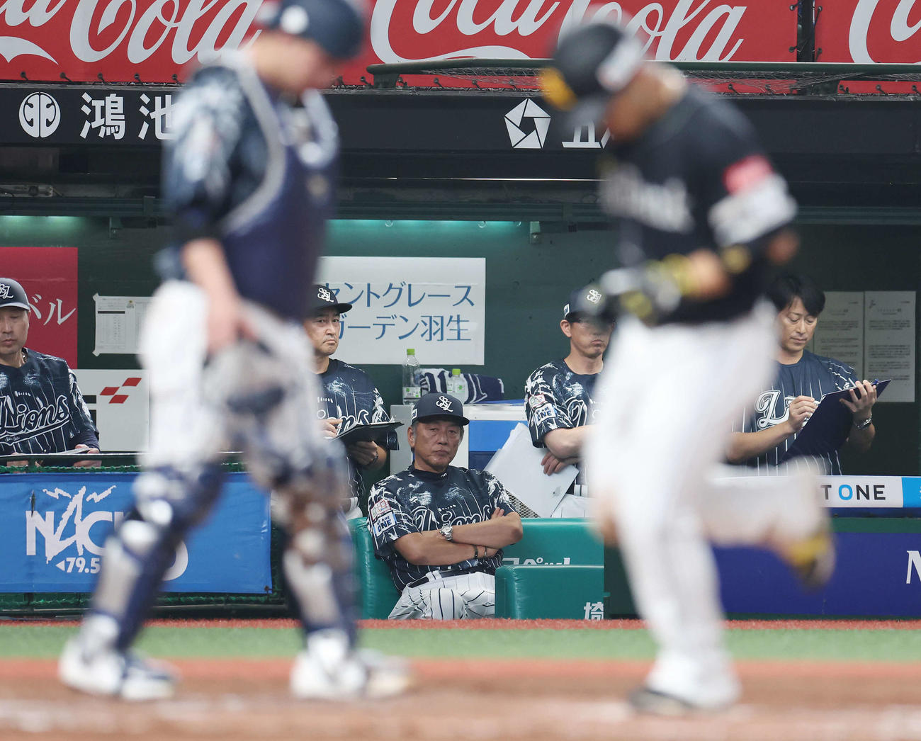 西武対ソフトバンク　7回表ソフトバンク2死一塁、近藤（手前右）に右越え2点本塁打を浴び厳しい表情の渡辺GM兼監督代行（中央）（撮影・宮地輝）