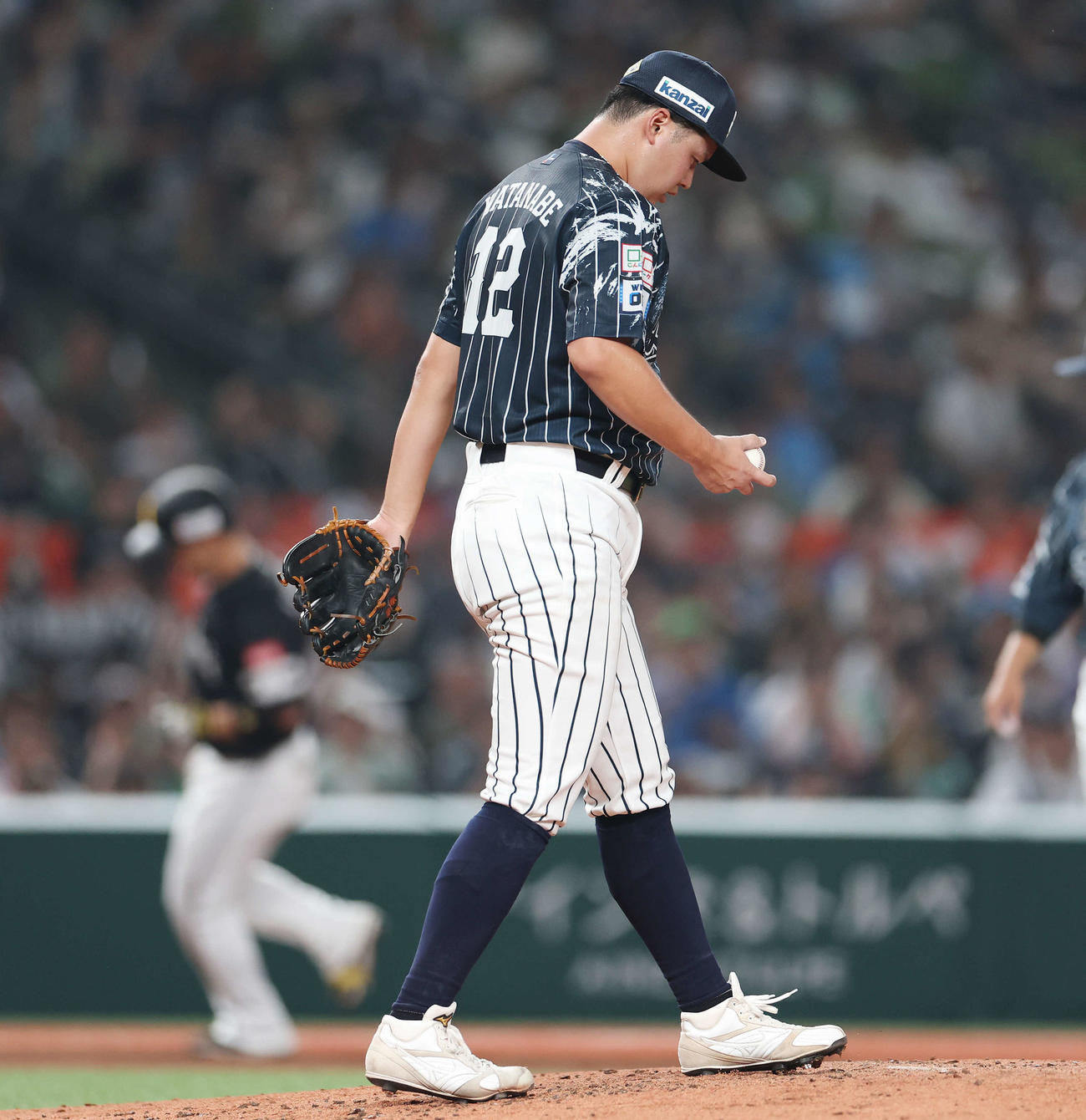 西武対ソフトバンク　4回表ソフトバンク無死、近藤（後方）に右越えソロ本塁打を浴びる渡辺（撮影・宮地輝）