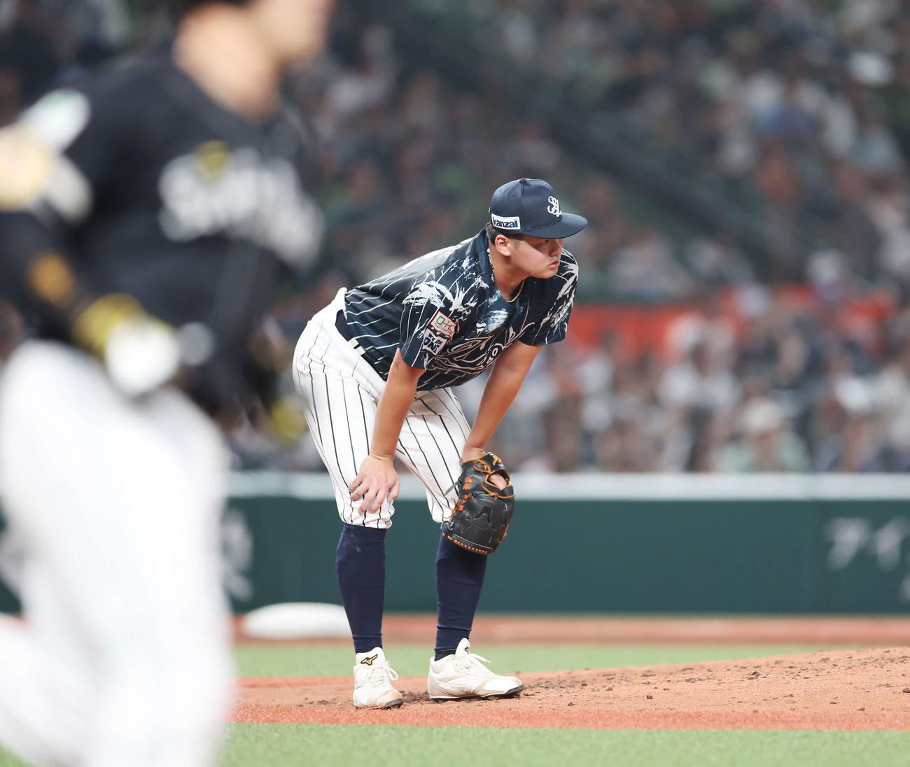 西武対ソフトバンク　4回表ソフトバンク無死、近藤（手前）に右越えソロ本塁打を浴びる渡辺（撮影・宮地輝）