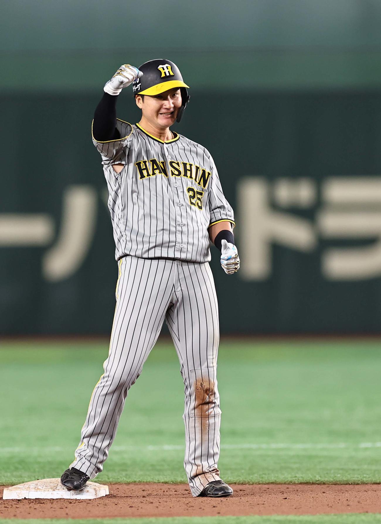 巨人対阪神　7回表阪神1死満塁、勝ち越し3点適時二塁打を放った渡辺はガッツポーズをする（撮影・上田博志）