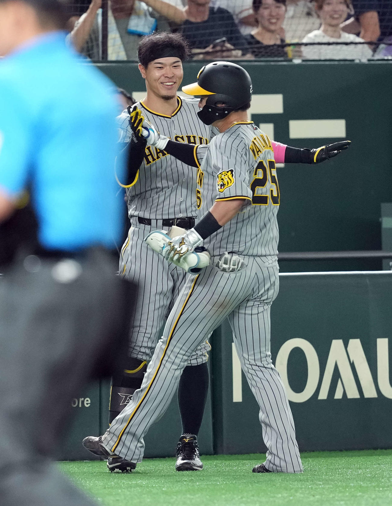 巨人対阪神　7回表、3点適時二塁打を放った渡辺を迎える阪神佐藤輝（撮影・たえ見朱実）