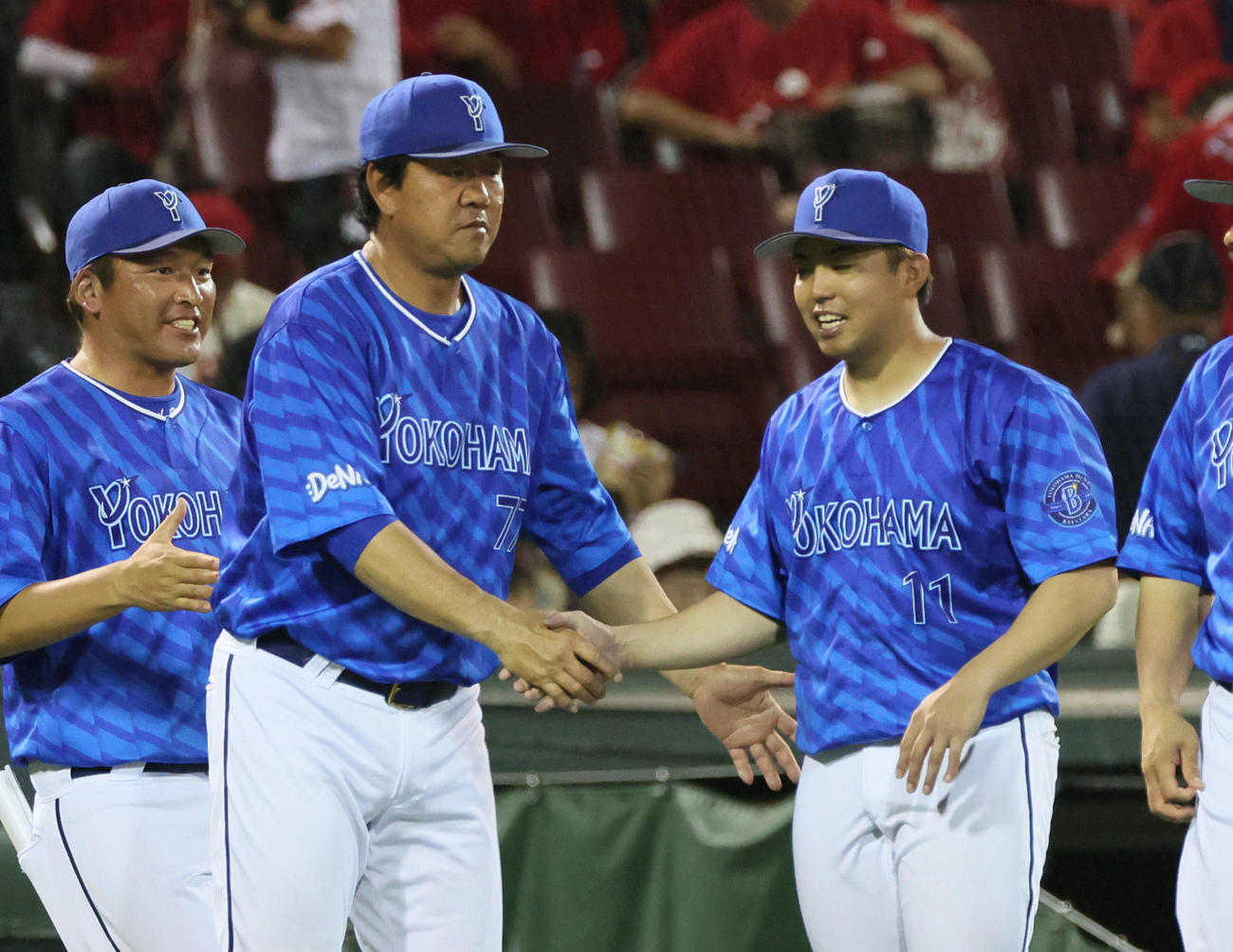 広島対DeNA　鈴木尚典コーチと握手する東（右）（撮影・加藤孝規）