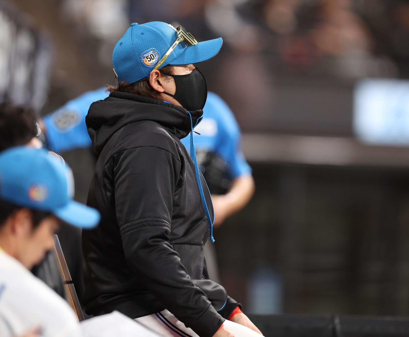 日本ハム対ロッテ　ベンチで試合を見つめる新庄監督（撮影・黒川智章）