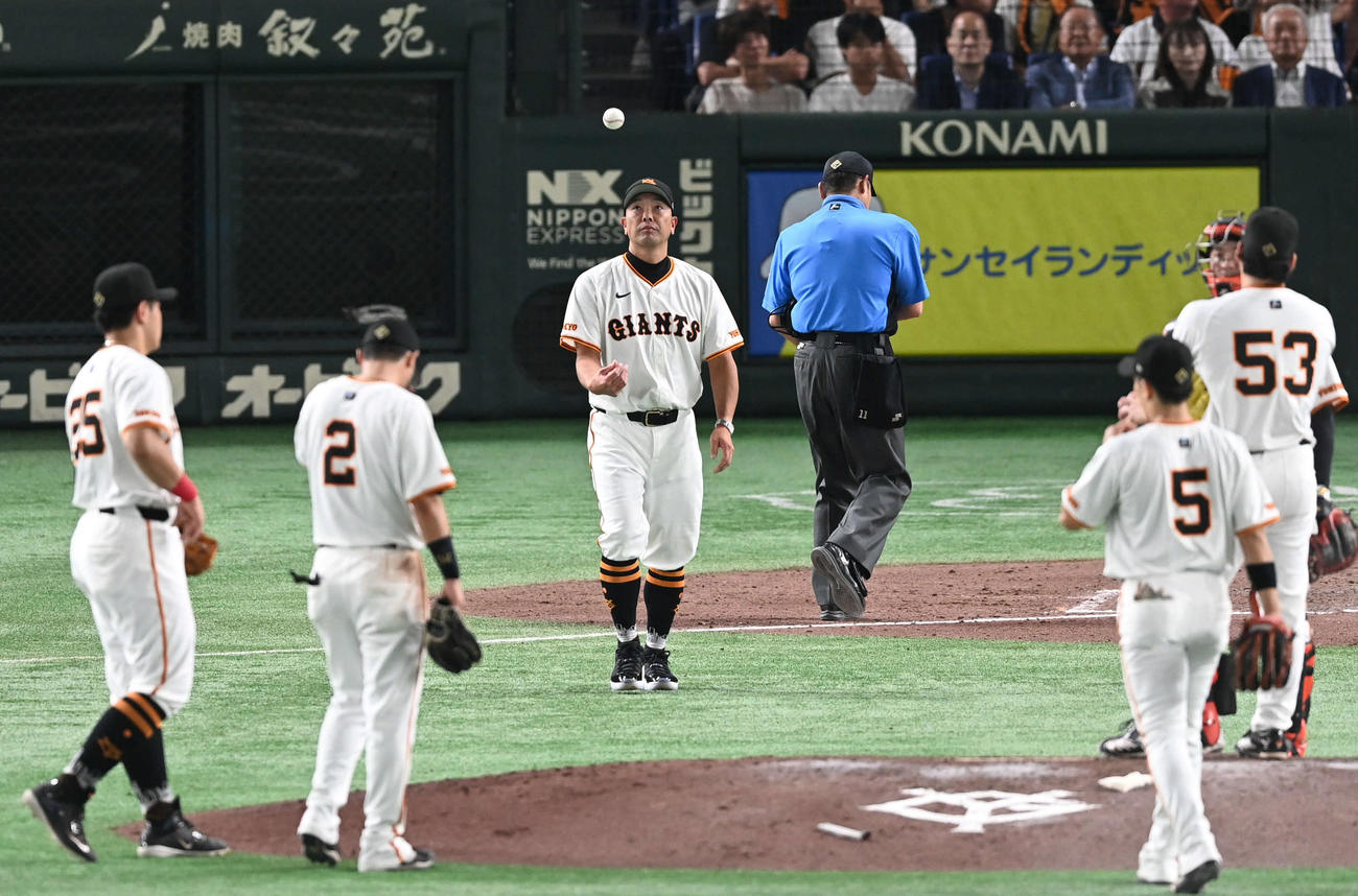 巨人対阪神　7回途中、高梨を降板させるためマウンドへ向かう巨人阿部監督（中央）（撮影・山崎安昭）