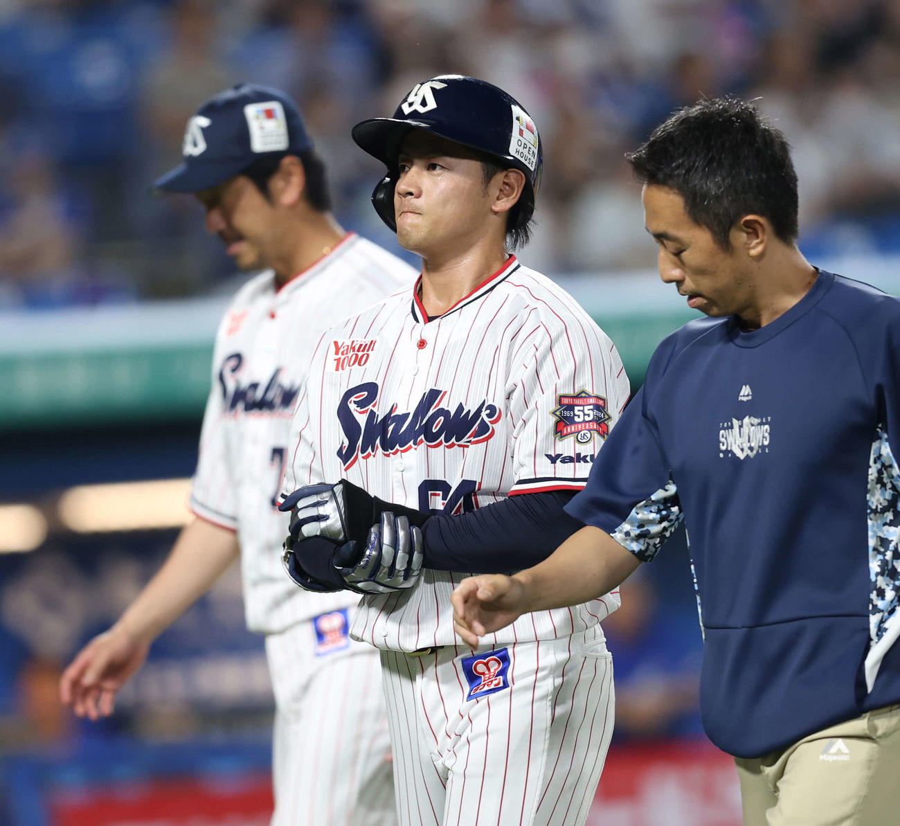 ヤクルト対中日　9回裏無死、死球を受けベンチに戻る岩田（撮影・水谷安孝）