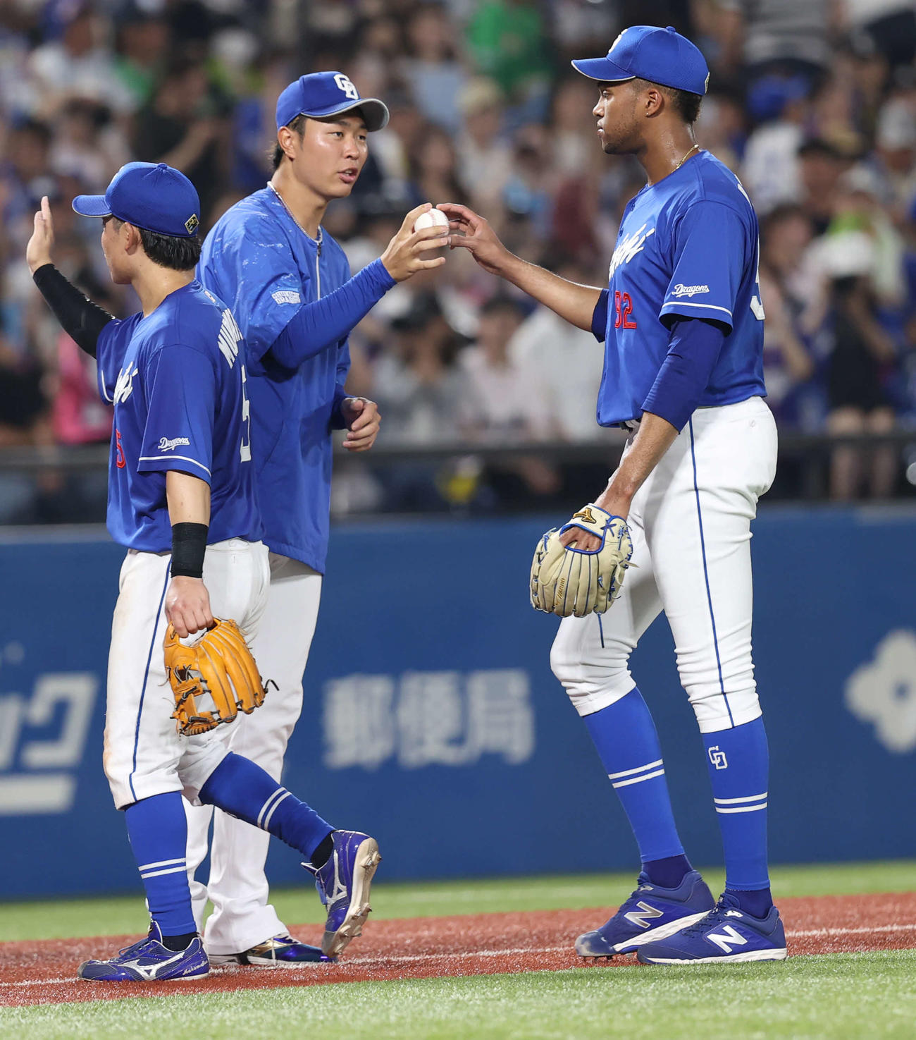 ヤクルト対中日　勝利を飾りマルティネス（右）からウイニングボールを受け取る高橋宏（撮影・水谷安孝）