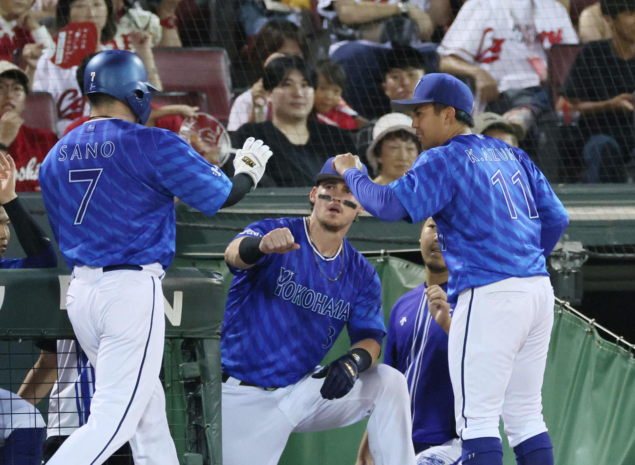 広島対DeNA 6回表DeNA2死三塁、山本の右適時打で生還した佐野を迎える先発の東（右）（撮影・加藤孝規）
