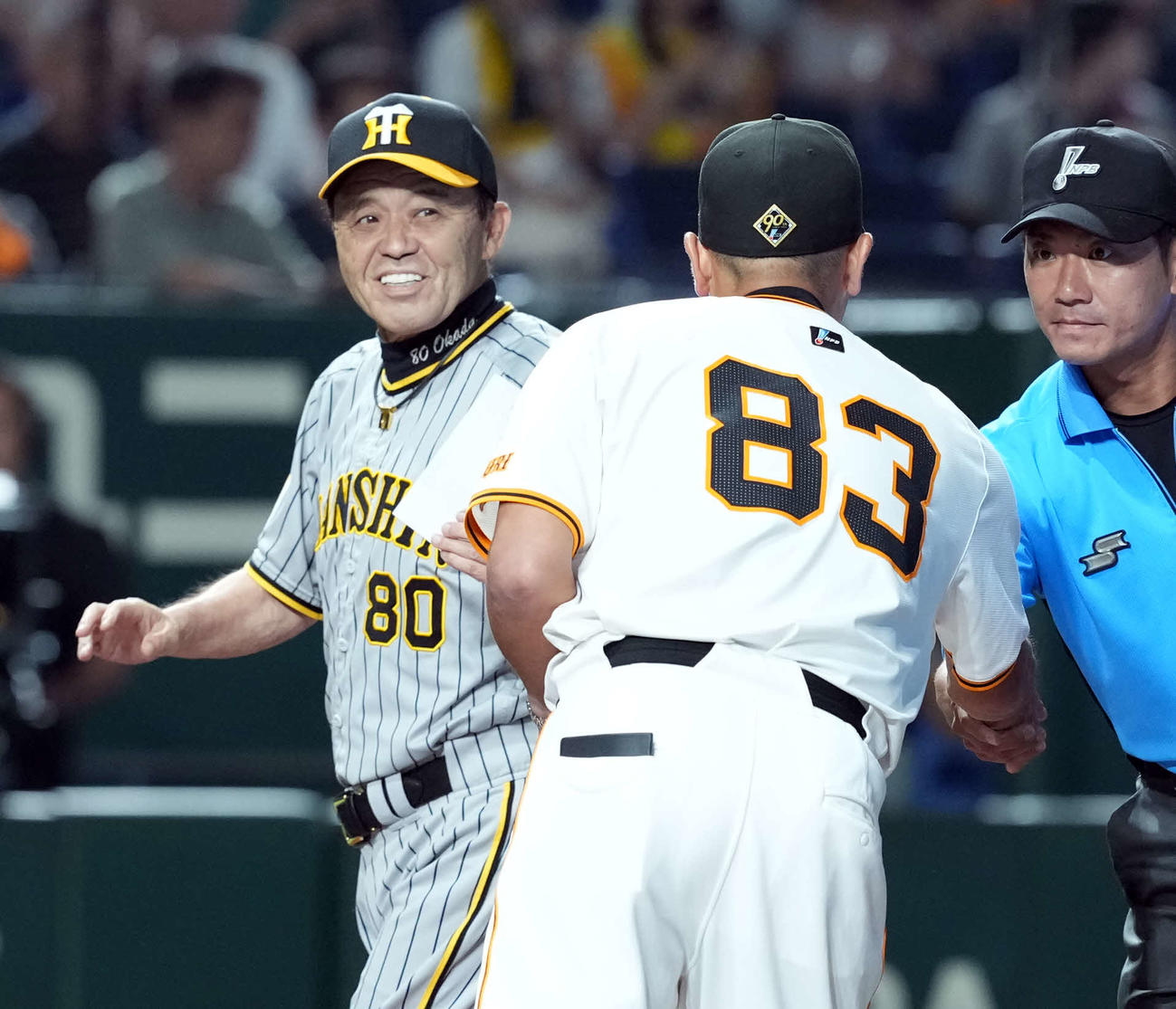 巨人対阪神　メンバー表の最終確認で笑顔を見せる阪神岡田監督（撮影・たえ見朱実）