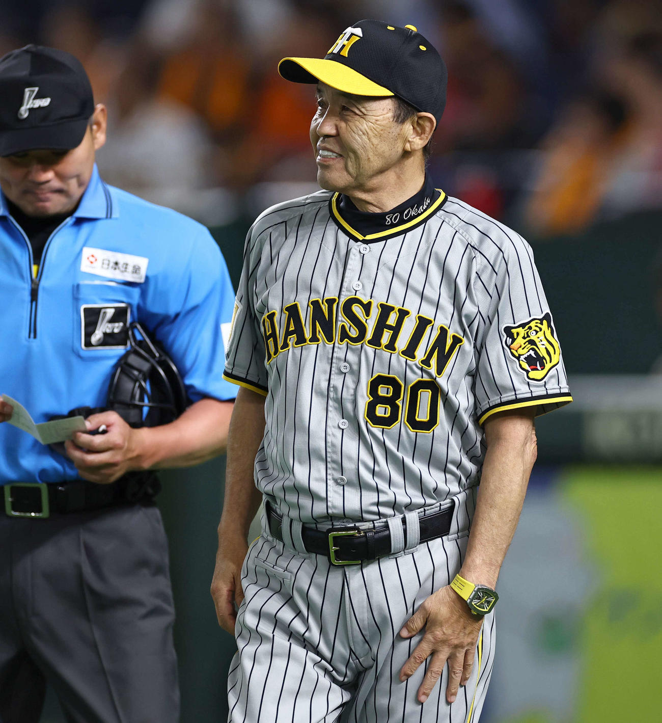 巨人対阪神　選手交代を告げる岡田監督（撮影・上田博志）