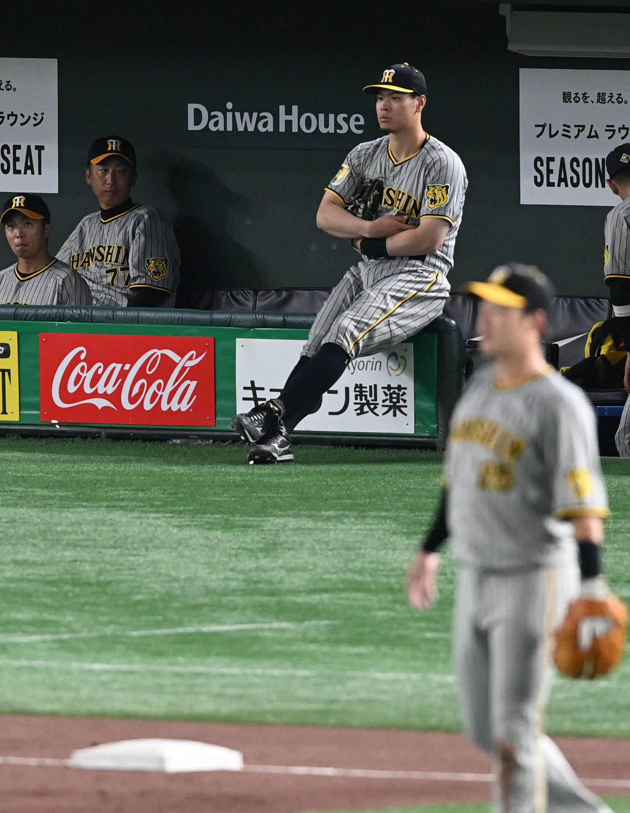 巨人対阪神　先発メンバーを外れた阪神佐藤輝（後方）（撮影・山崎安昭）