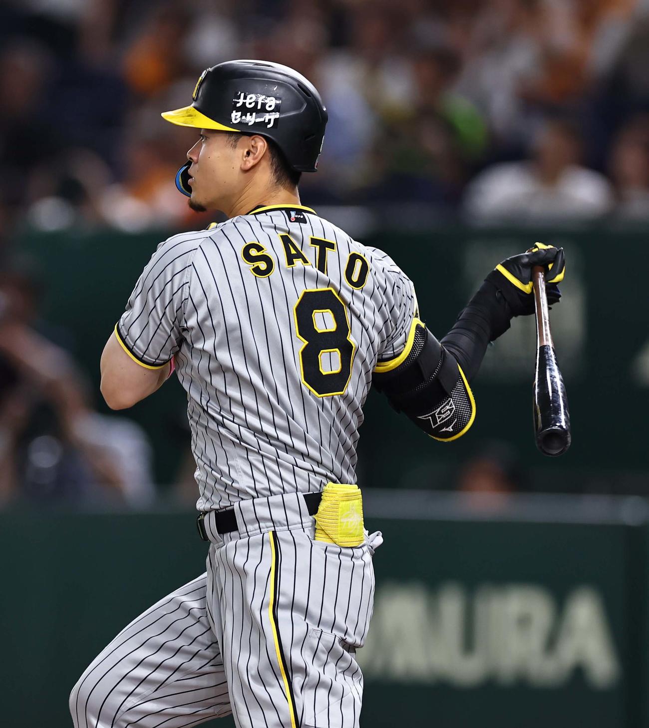 巨人対阪神　8回表阪神2死二塁、佐藤輝は二ゴロに倒れる（撮影・上田博志）