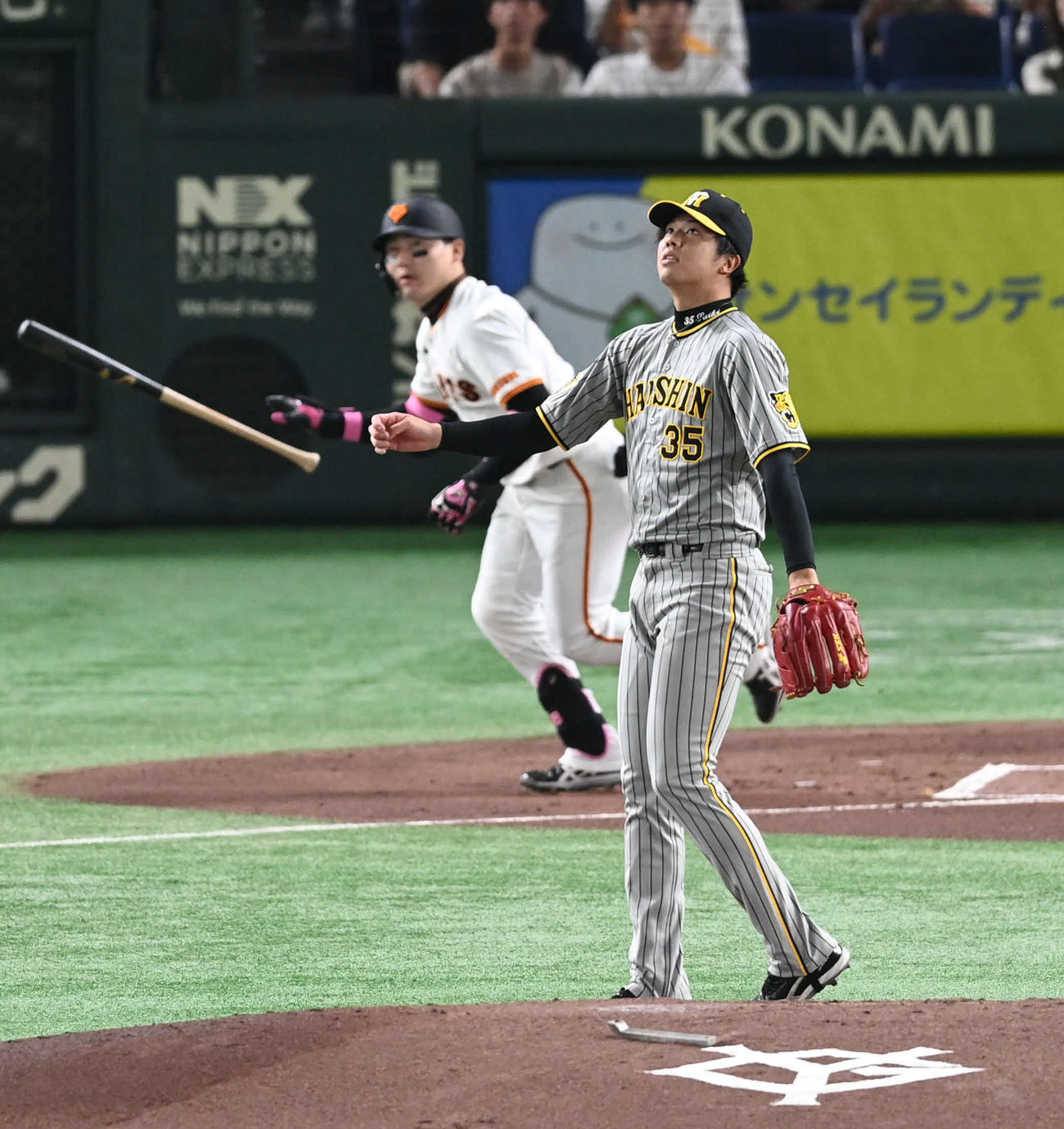 巨人対阪神　1回裏巨人無死、才木は丸に右越えソロ本塁打を許す（撮影・山崎安昭）