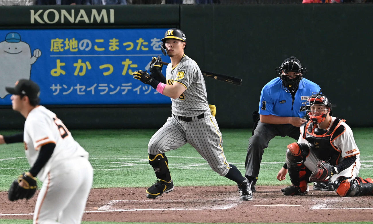 巨人対阪神　8回表阪神2死二塁、代打佐藤輝は二ゴロに倒れる。投手平内（撮影・山崎安昭）