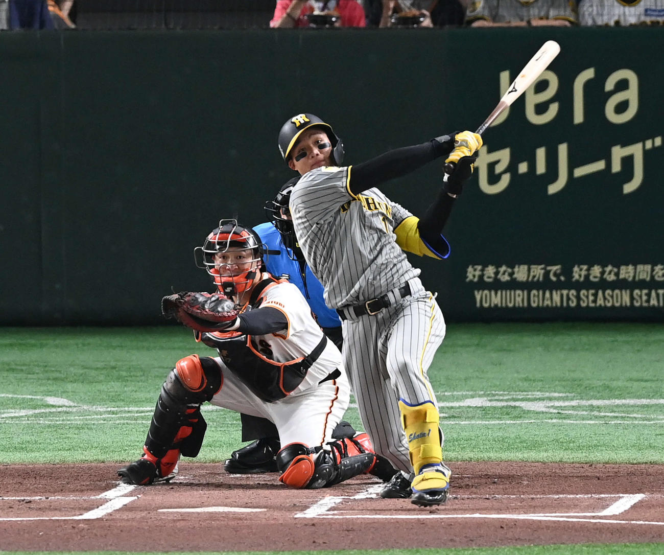 巨人対阪神　1回表阪神2死二塁、森下は左越え2点本塁打を放つ（撮影・山崎安昭）