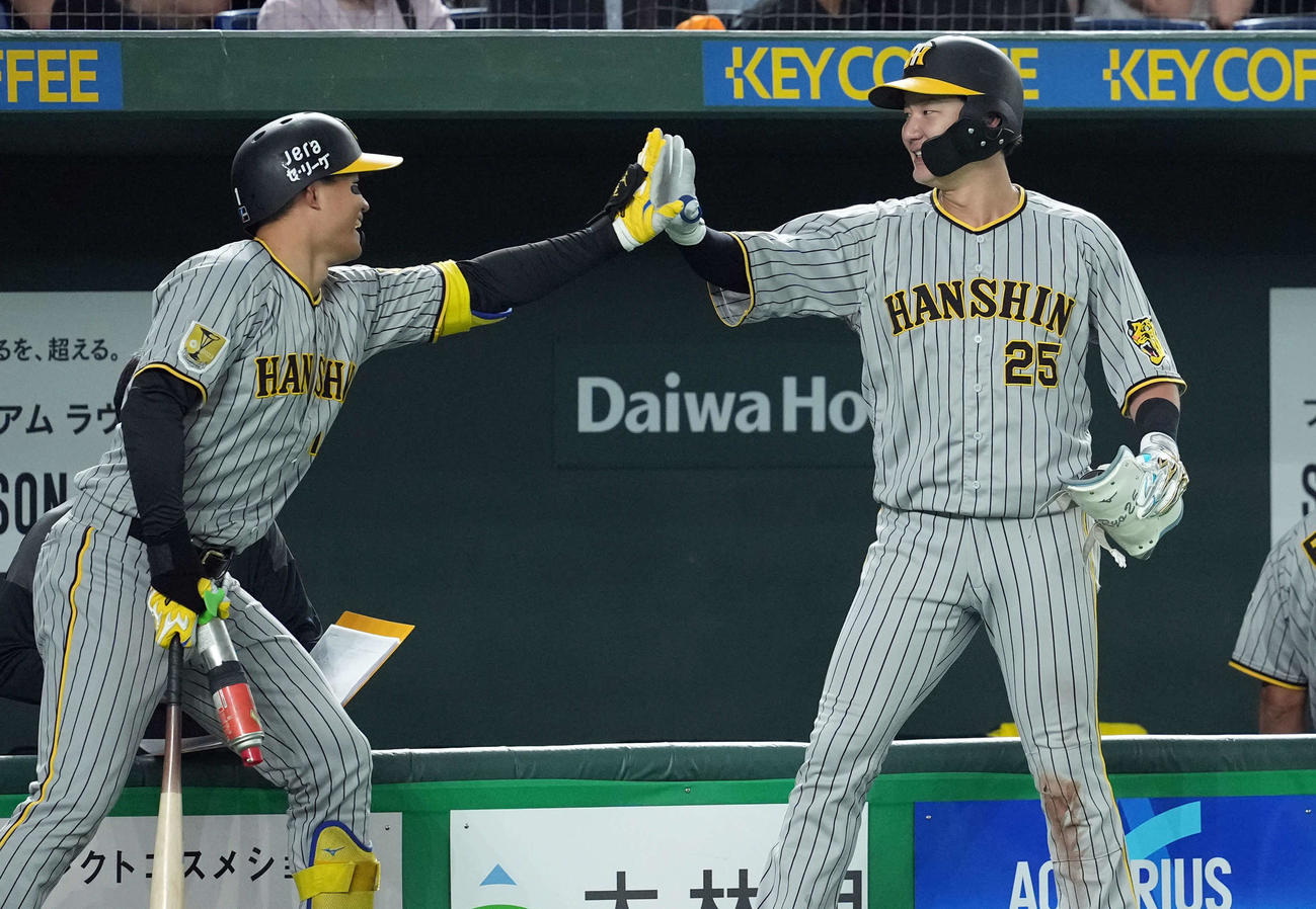 巨人対阪神　7回表、3点適時二塁打を放った渡辺は、森下と笑顔でハイタッチ（撮影・たえ見朱実）