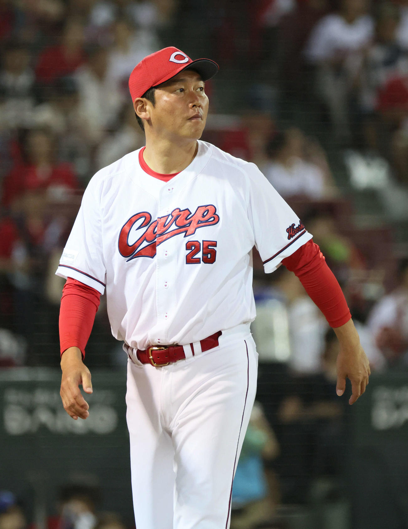 広島対DeNA 6回裏終了時、交代を告げる新井監督（撮影・加藤孝規）