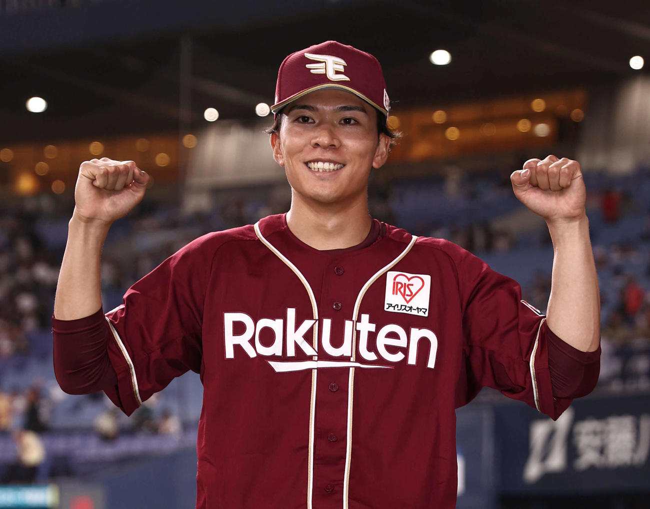 オリックス対楽天　完封勝利の楽天早川は笑顔でガッツポーズ（撮影・西尾就之）