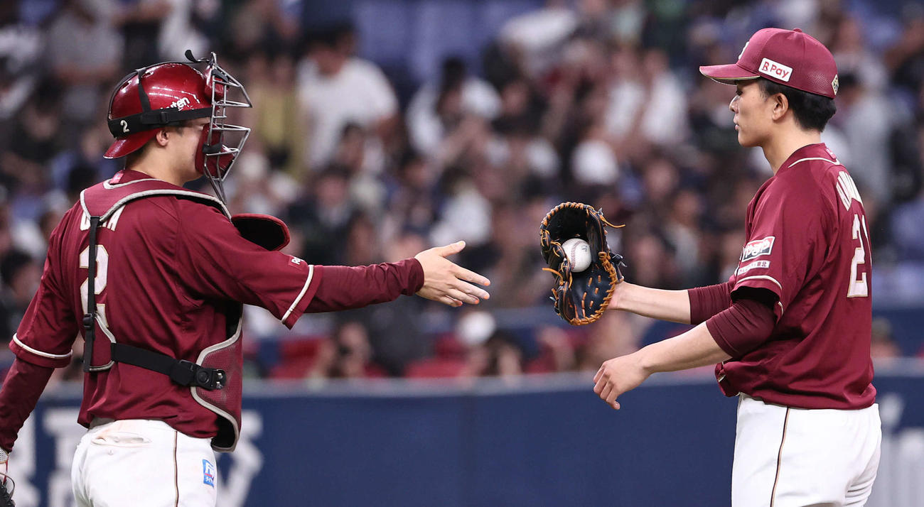 オリックス対楽天　完封勝利の楽天早川（右）は太田捕手の祝福を受ける（撮影・西尾就之）