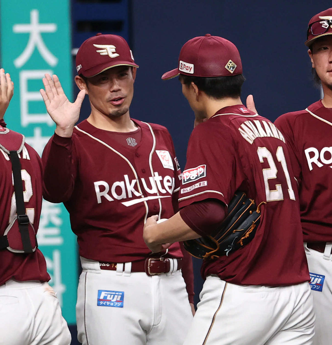 オリックス対楽天　完封勝利の楽天早川（右）を出迎える今江監督（撮影・西尾就之）