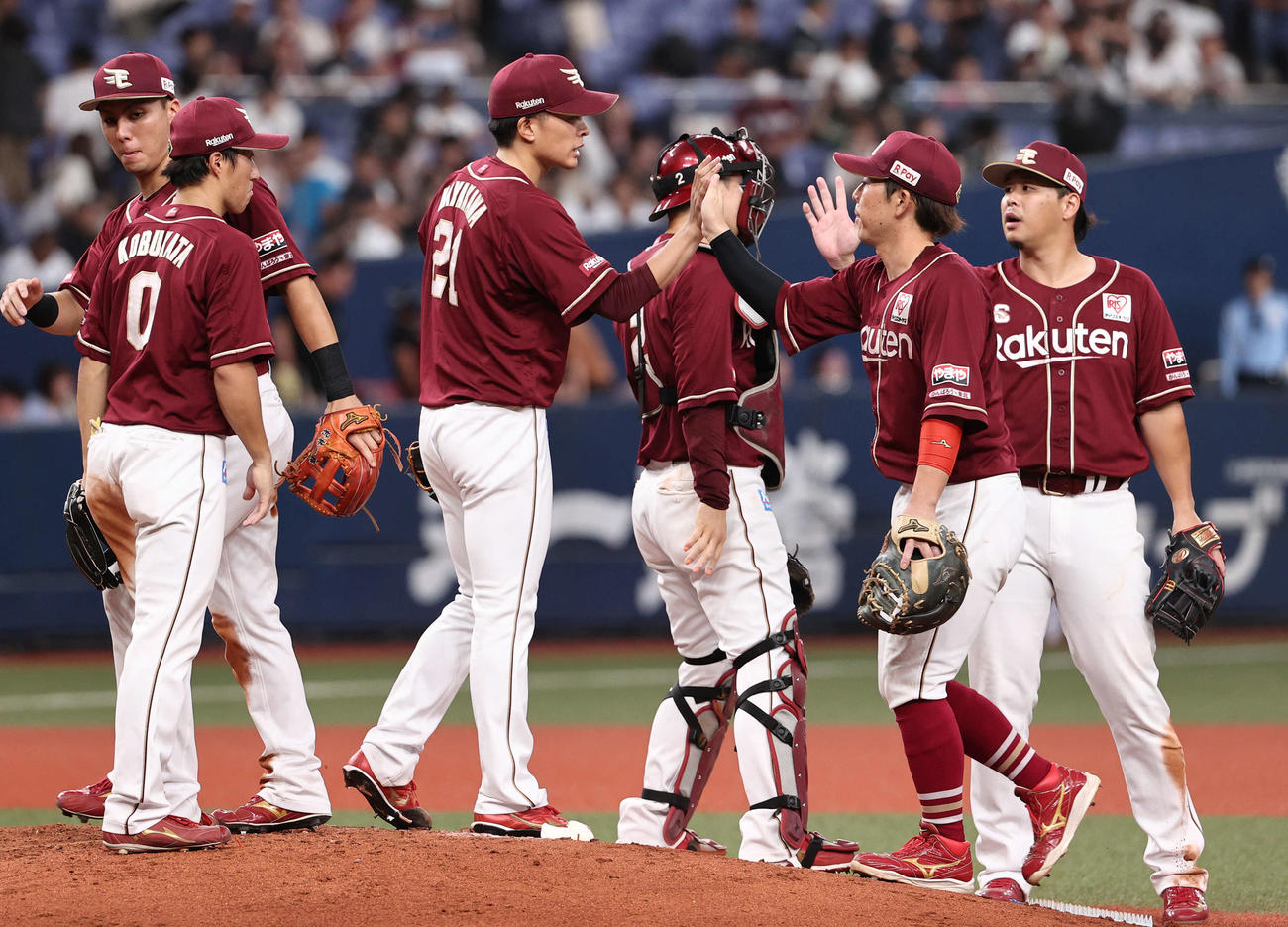 オリックス対楽天　完封勝利の楽天早川（左から3人目）はナインの祝福を受ける（撮影・西尾就之）