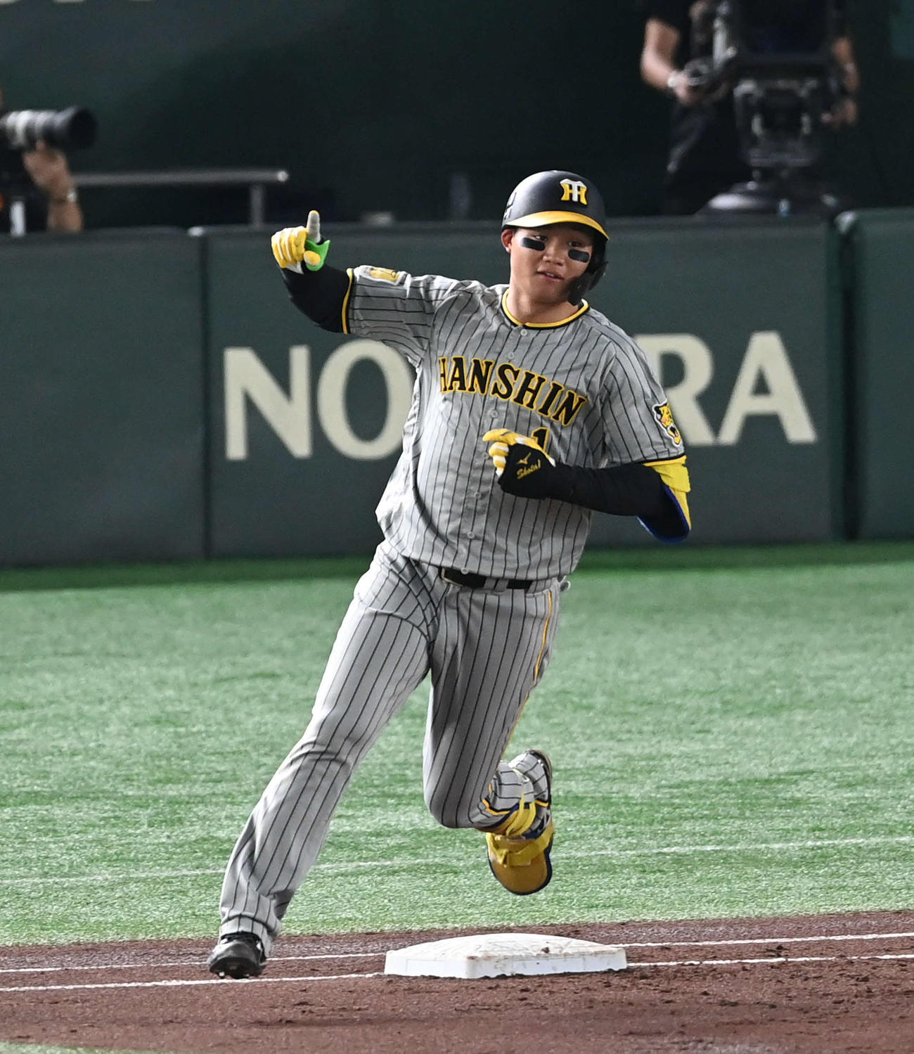 巨人対阪神　1回表阪神2死二塁、2点本塁打を放った森下はダイヤモンドを回る（撮影・山崎安昭）