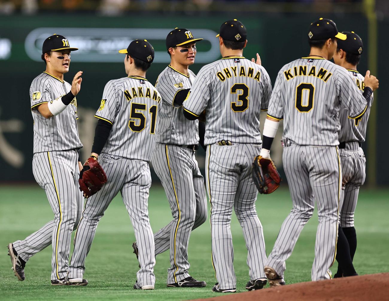 巨人対阪神　森下（中央）はナインとハイタッチして勝利を喜ぶ（撮影・上田博志）