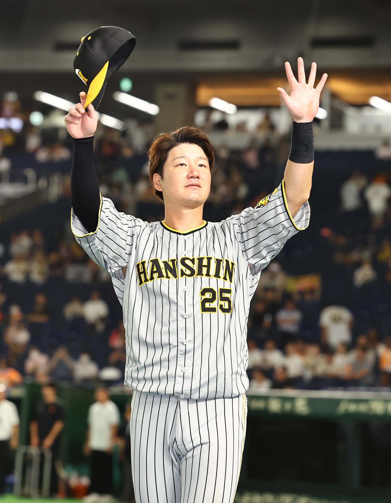 巨人対阪神　ヒーローインタビューを終えた渡辺はファンの歓声に応える（撮影・上田博志）