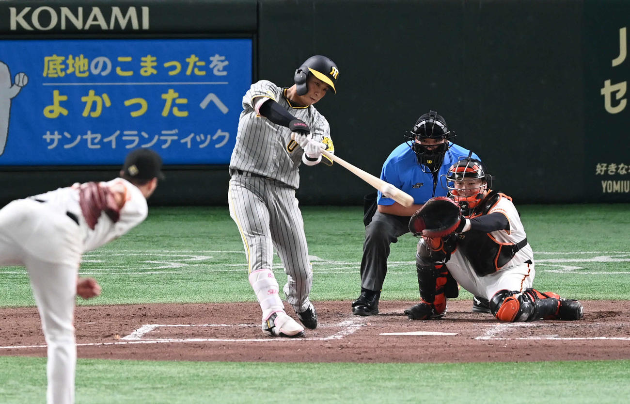 巨人対阪神　4回表阪神2死満塁、木浪は右翼へ3点適時二塁打を放つ。投手グリフィン（撮影・山崎安昭）