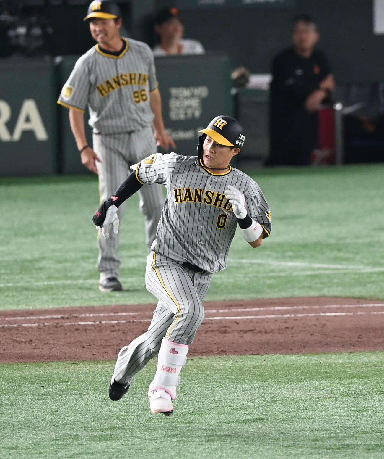 巨人対阪神　4回表阪神2死満塁、3点適時二塁打を放ちダイヤモンドを駆ける木浪（撮影・山崎安昭）