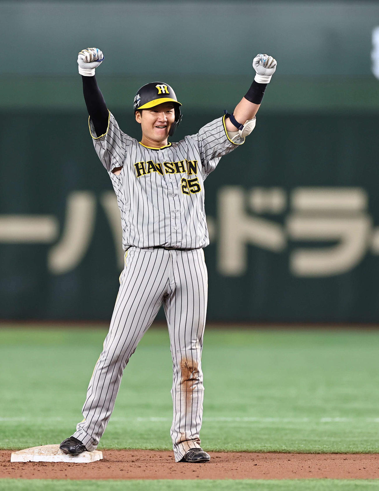 巨人対阪神　7回表阪神1死満塁、勝ち越し3点適時二塁打を放った渡辺はガッツポーズをする（撮影・上田博志）