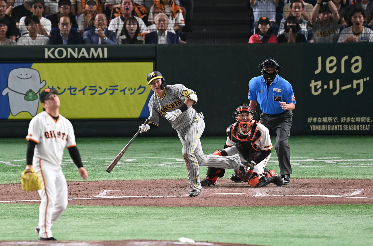 巨人対阪神　7回表阪神1死満塁、渡辺は左翼へ3点適時二塁打を放つ。投手高梨（撮影・山崎安昭）