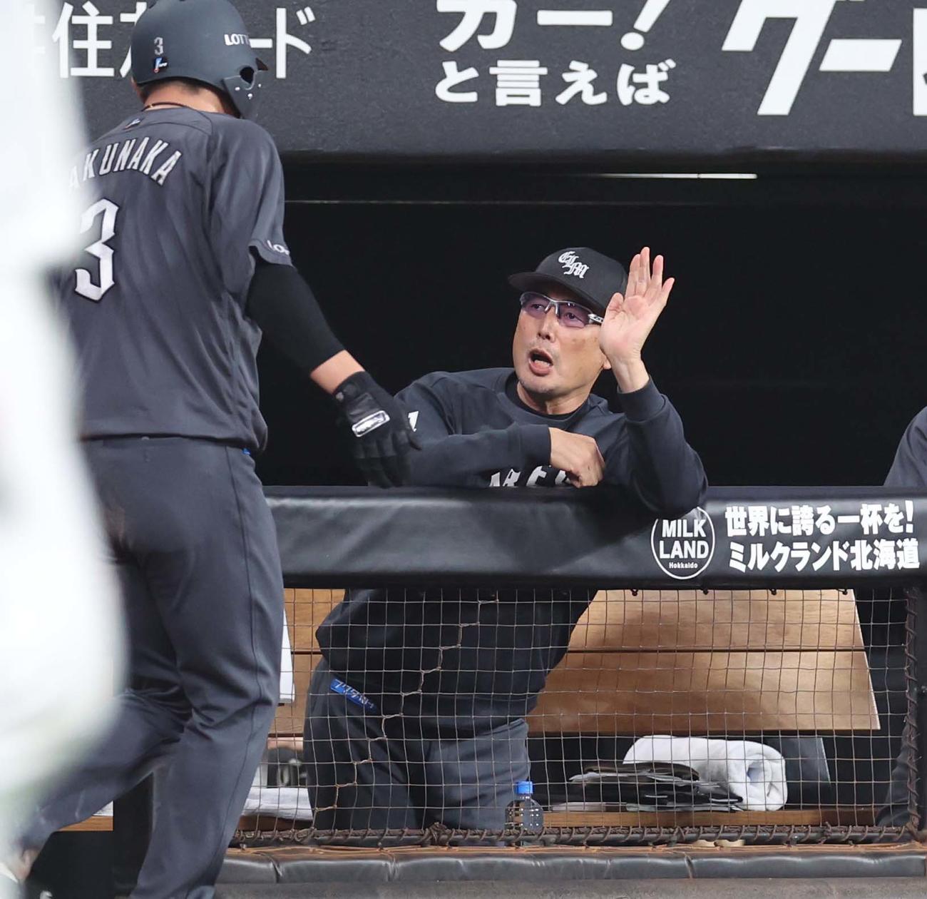日本ハム対ロッテ　4回表、生還した角中を出迎える吉井監督（撮影・黒川智章）