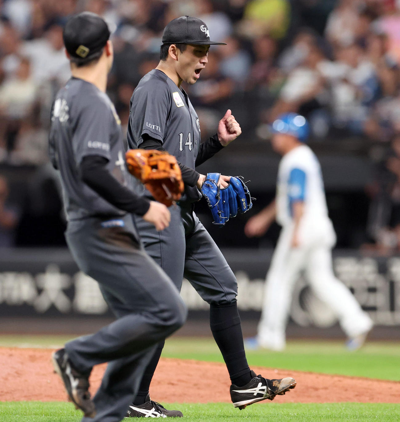 日本ハム対ロッテ　8回裏を無失点に抑えガッツポーズをする小島（撮影・佐藤翔太）