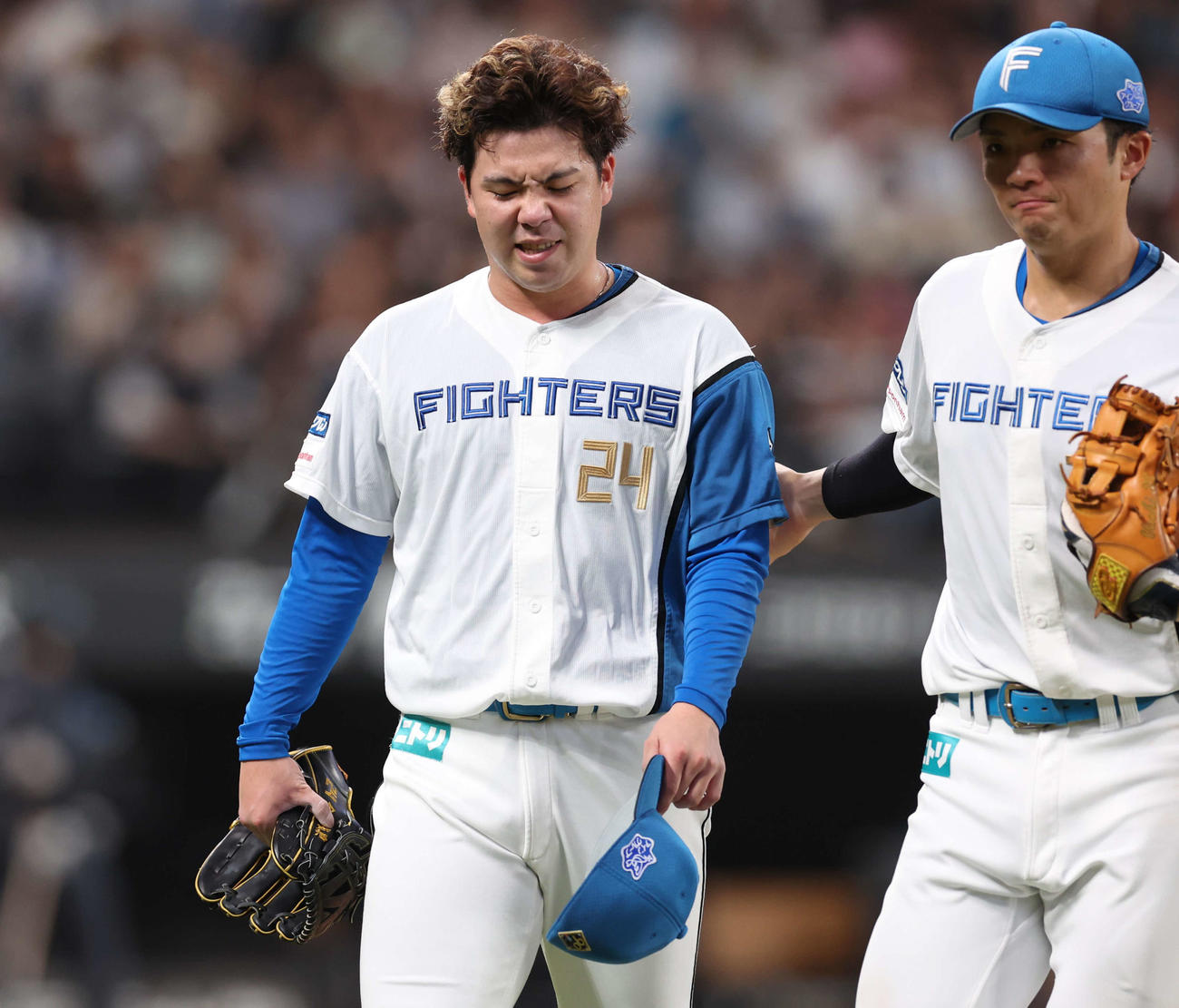 日本ハム対ロッテ　4回表、2失点し顔をしかめて引き揚げる金村（撮影・黒川智章）