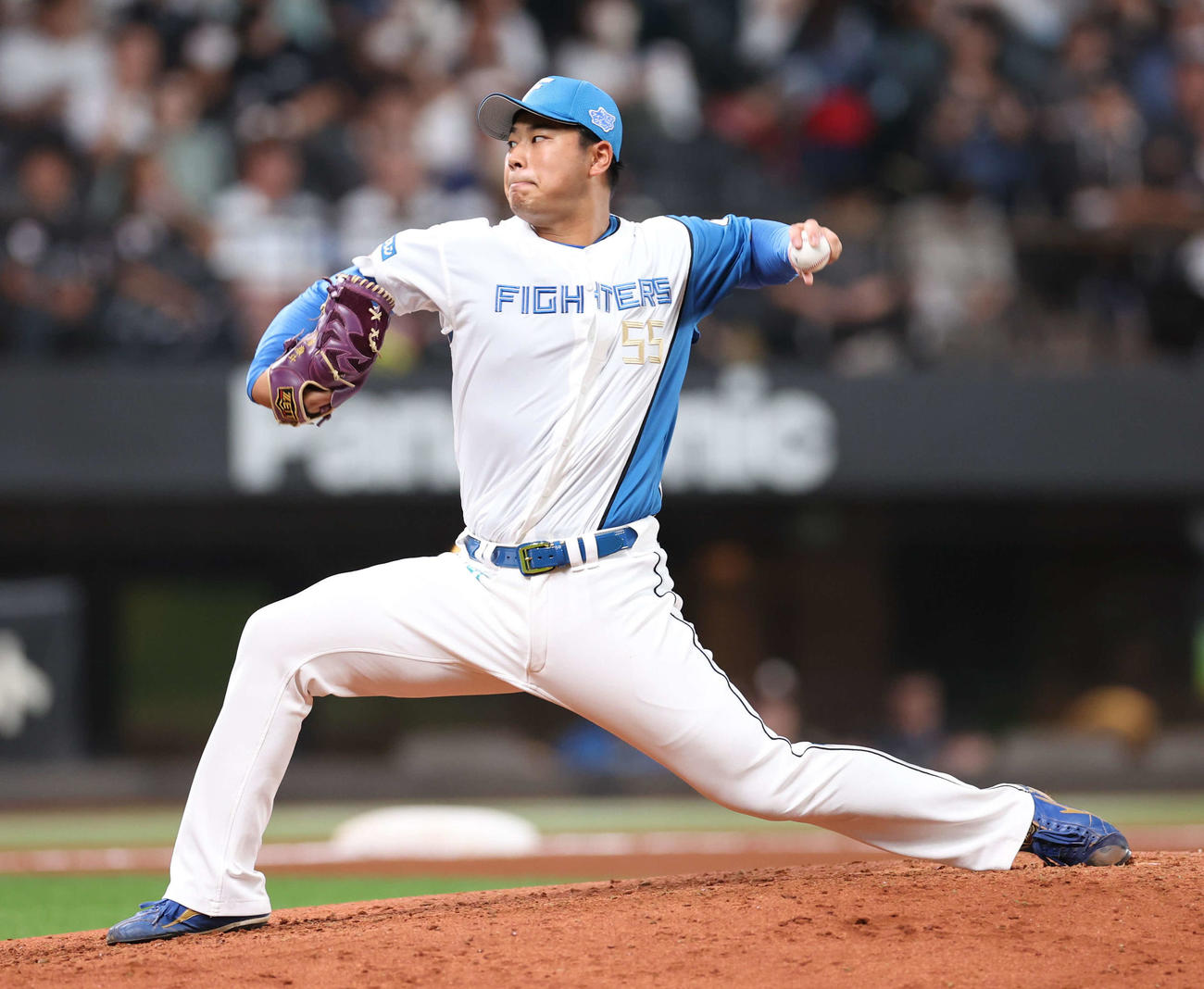 日本ハム対ロッテ　8回に登板の松浦（撮影・黒川智章）