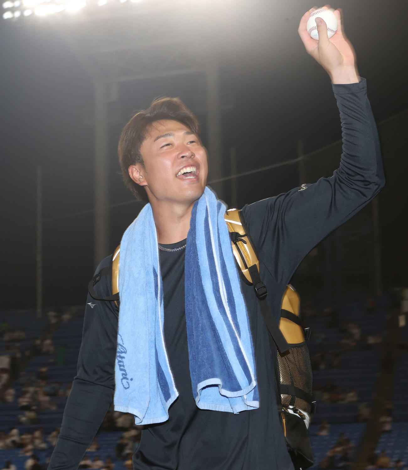 ヤクルト対中日　10勝目を挙げウイニングボールを手に引き上げる高橋宏（撮影・水谷安孝）