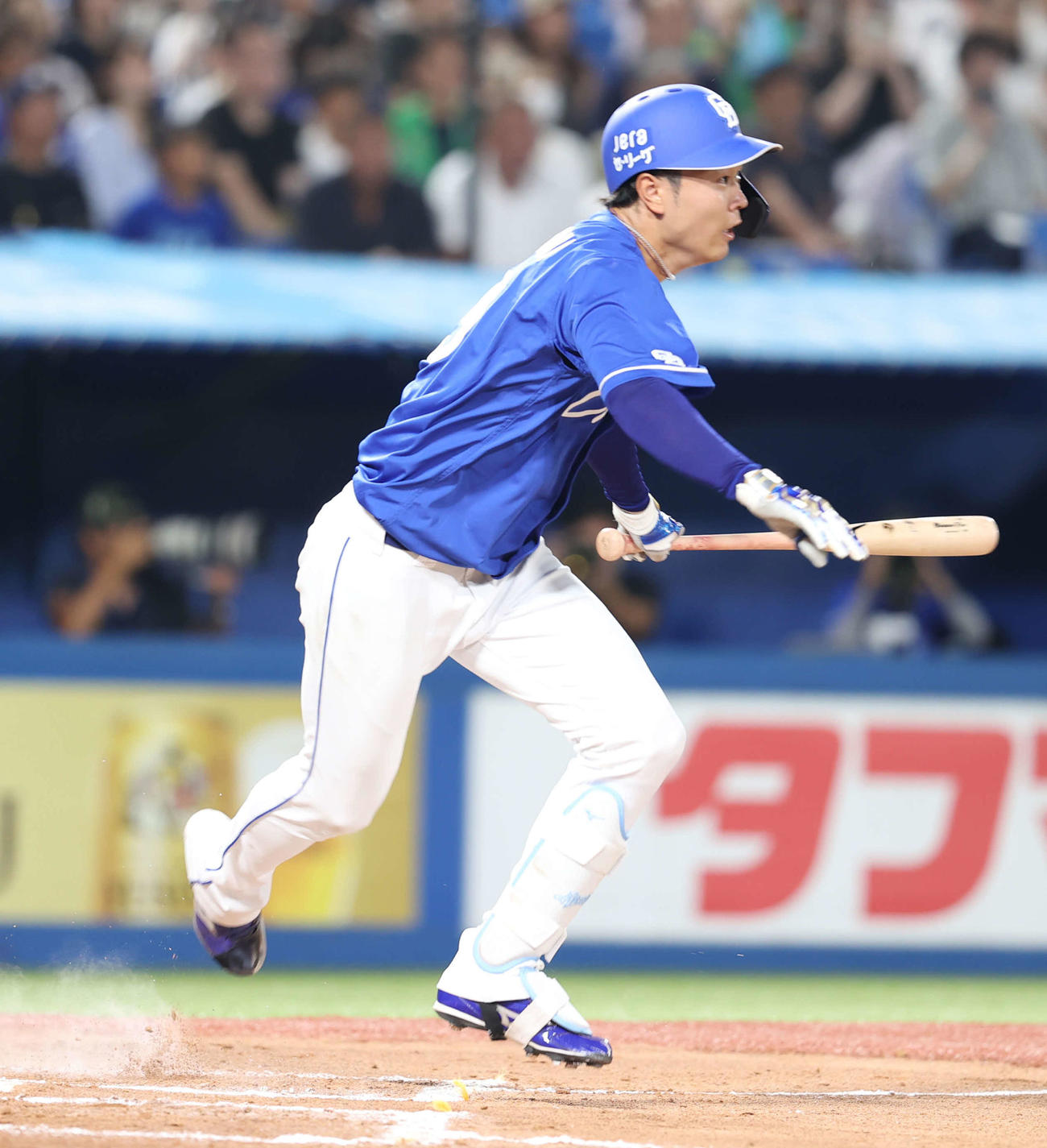 ヤクルト対中日　6回表中日2死満塁、適時内野安打を放つ高橋宏（撮影・水谷安孝）