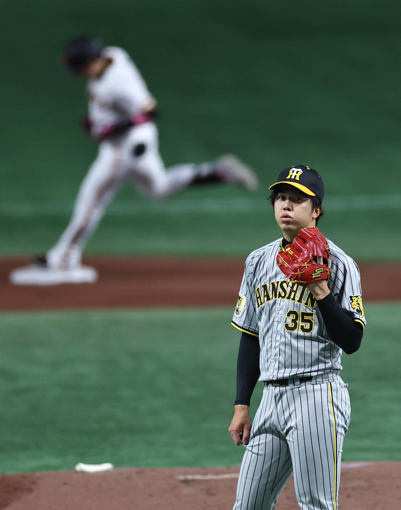 巨人対阪神　1回裏巨人無死、才木は丸に本塁打を浴びる（撮影・上田博志）
