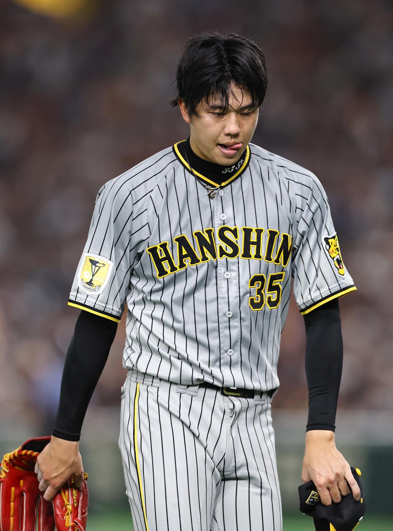 巨人対阪神　5回、巨人に同点に追いつかれた才木は悔しそうな表情で降板する（撮影・上田博志）