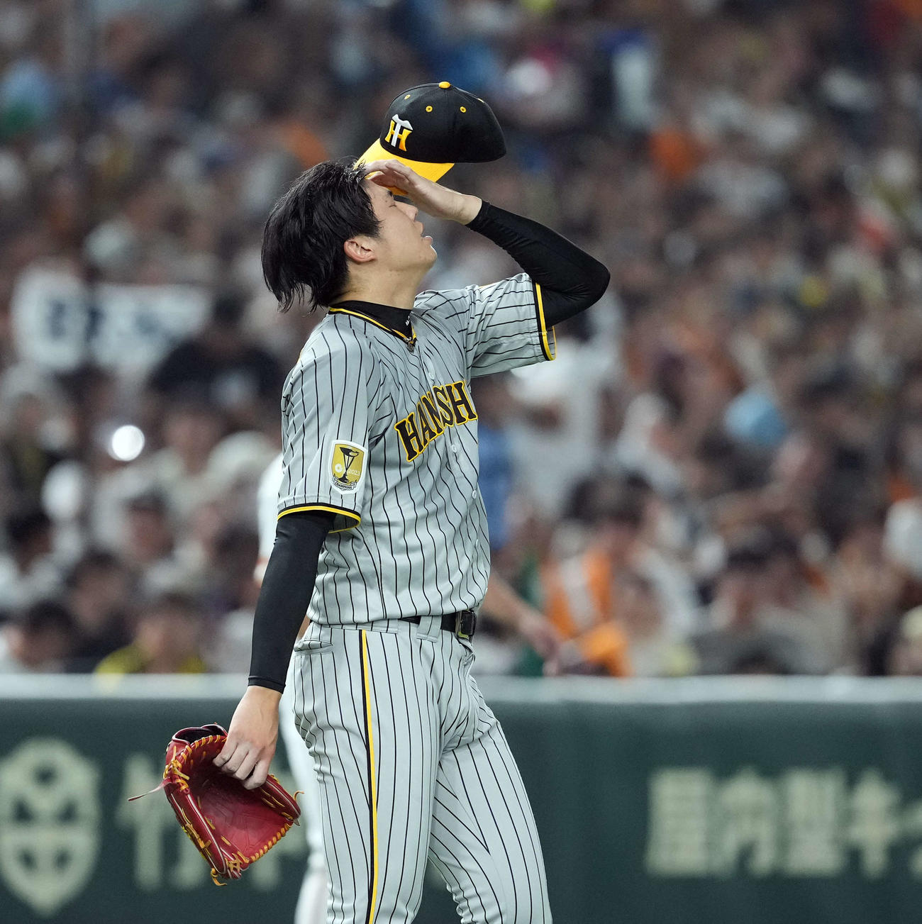巨人対阪神　5回裏、巨人打戦に捕まり4失点。5－5と同点にされ天を仰ぐ阪神の先発才木（撮影・たえ見朱実）