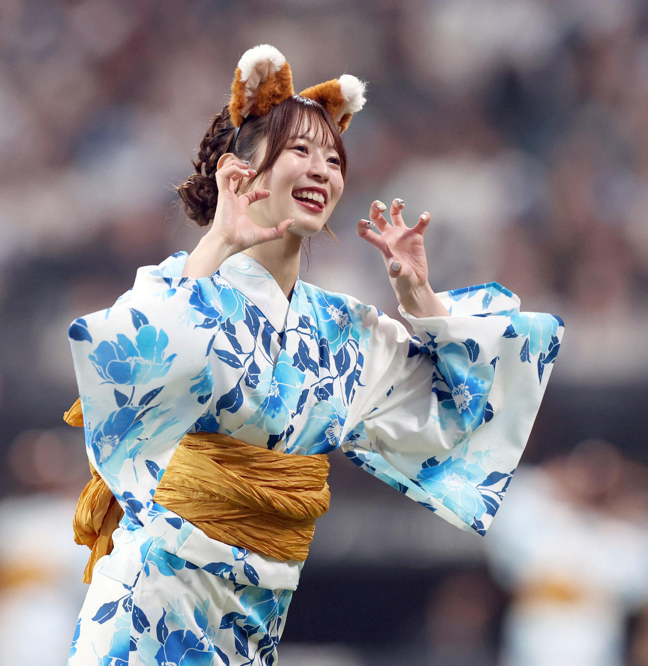 日本ハム対ロッテ　浴衣姿で「きつねダンス」を踊るファイターズガールの塩沢美咲（撮影・佐藤翔太）
