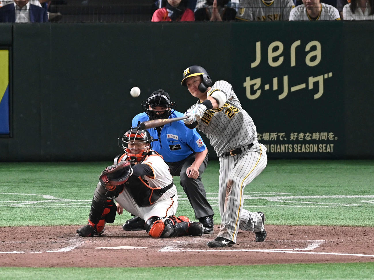 巨人対阪神　7回表阪神1死満塁、渡辺は左中間へ3点適時二塁打を放つ（撮影・山崎安昭）