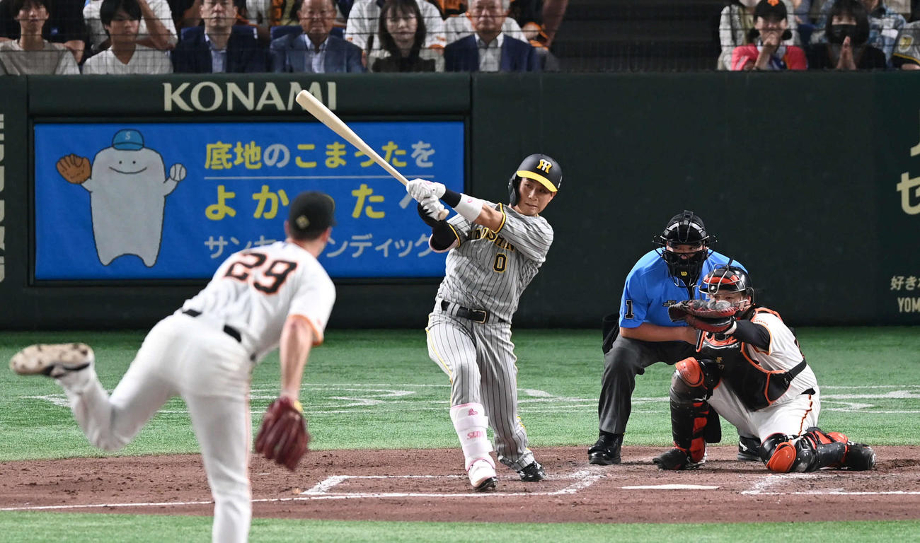 巨人対阪神　4回表阪神2死満塁、木浪は右翼へ3点適時二塁打を放つ。投手グリフィン（撮影・山崎安昭）