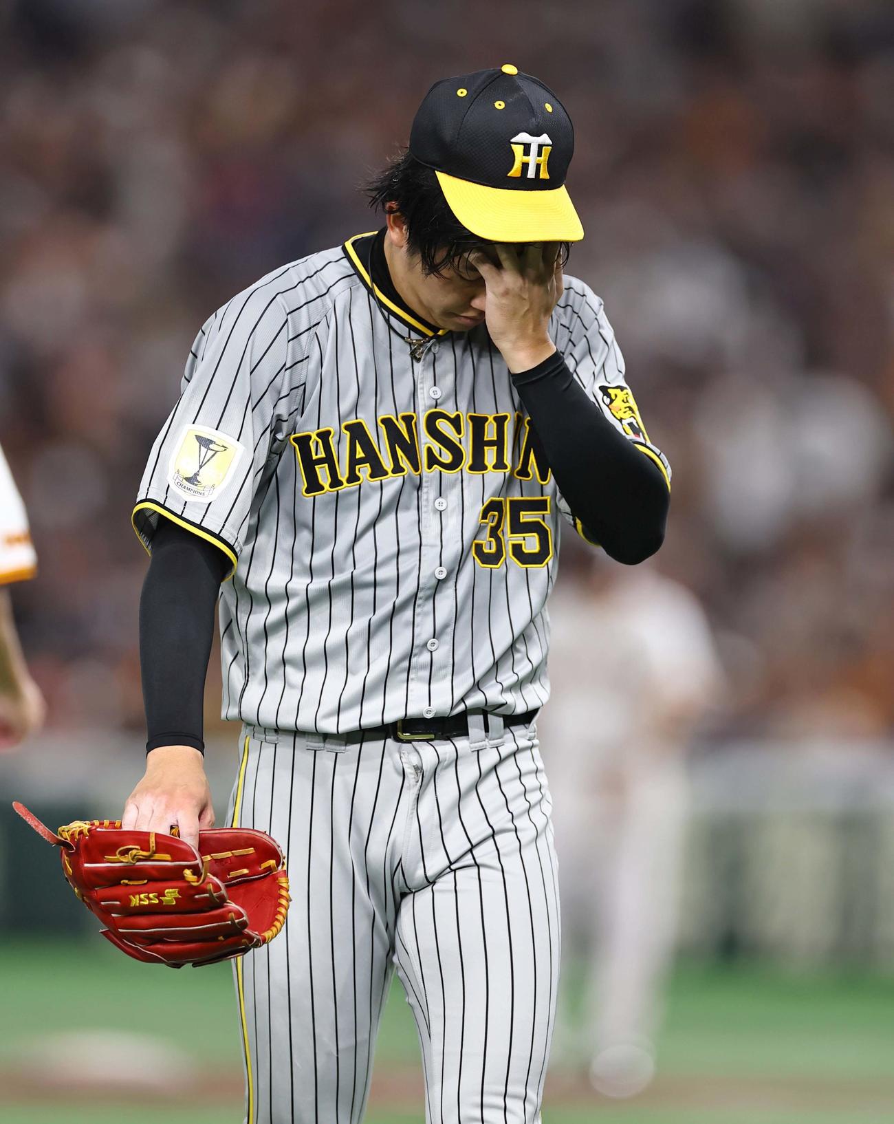 巨人対阪神　5回、巨人に同点に追いつかれた才木は悔しそうな表情で降板する（撮影・上田博志）